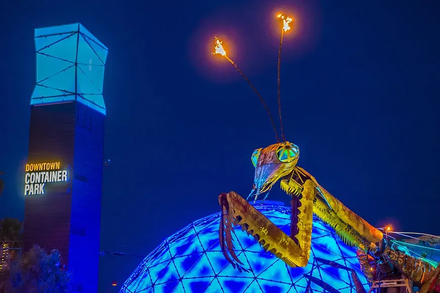 praying mantis downtown container park las vegas.